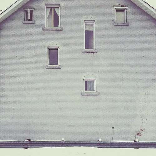 Find momo at this building with scattered windows.