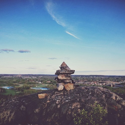 Find momo at an inukshuk.