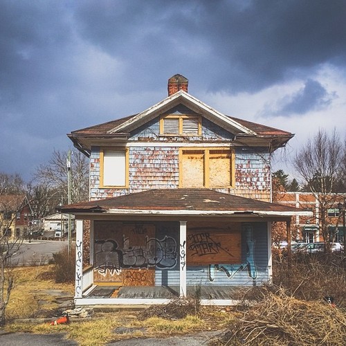 Find Momo at a haunted house.