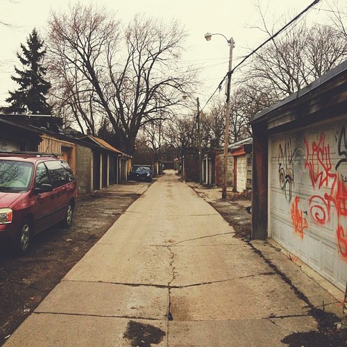 Find momo in an alley.